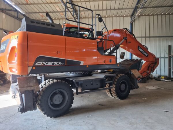 מחפר גלגלי Doosan DX210W